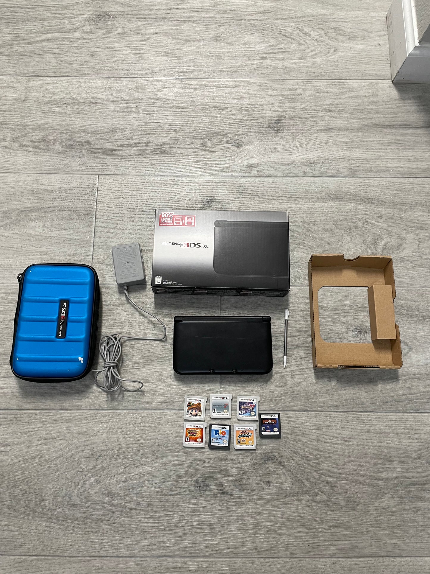 Nintendo 3DS XL Complete in box Game lot