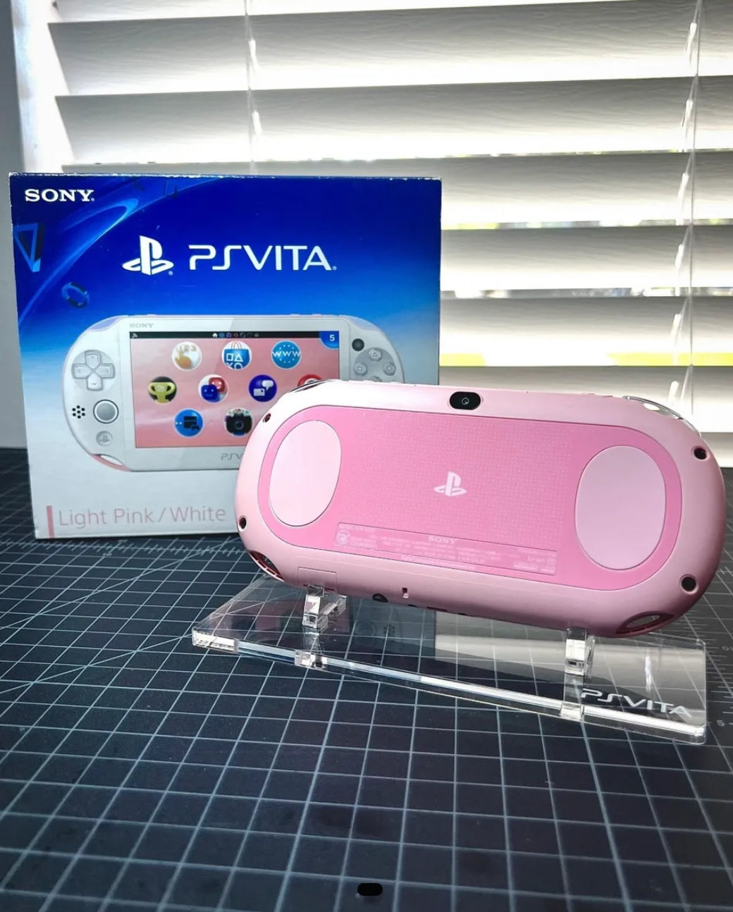 PlayStation Vita 2000 "Pink/ White”