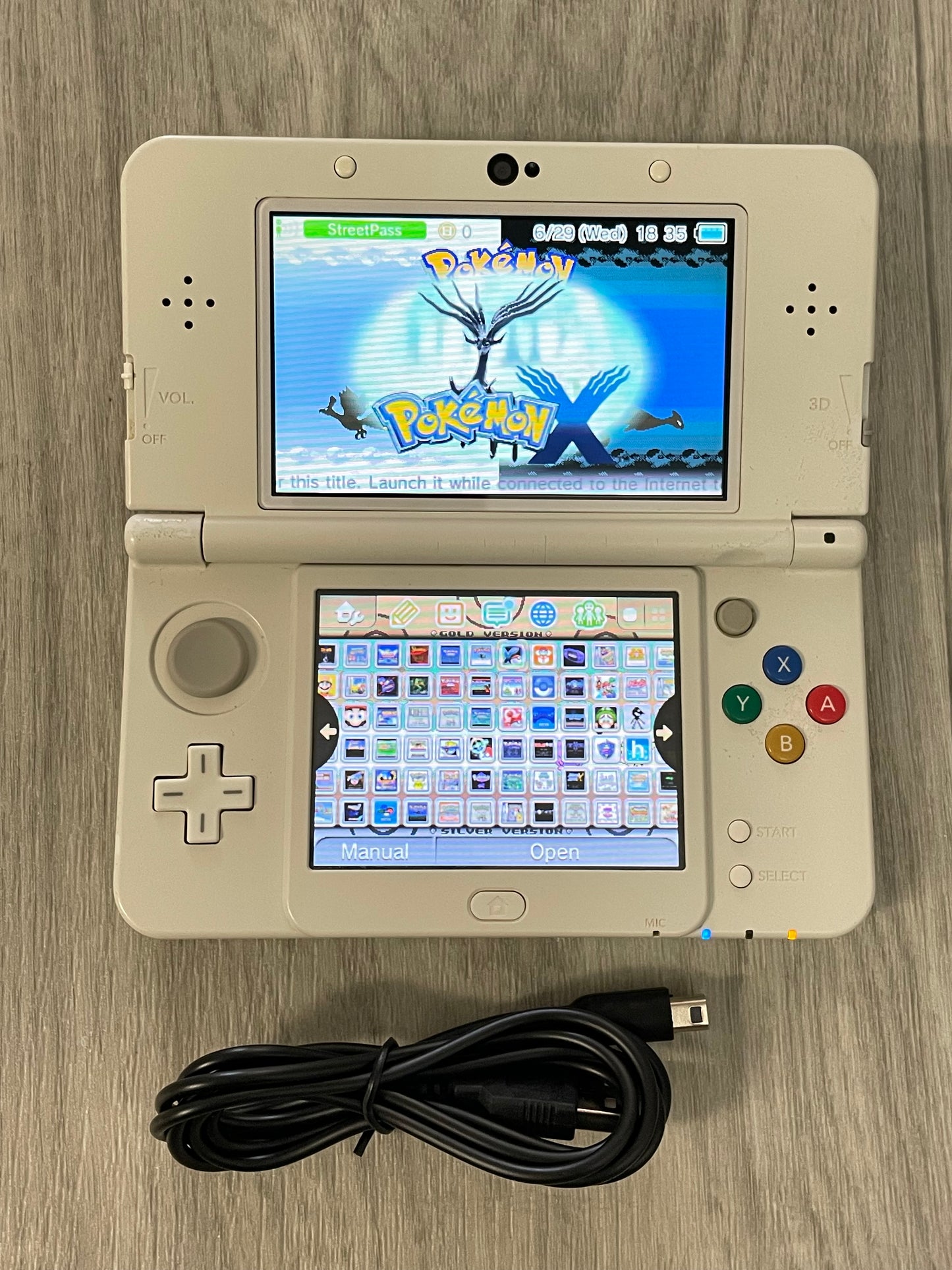 Nintendo 3DS Special Charizard Pokemon Edition with games and charger