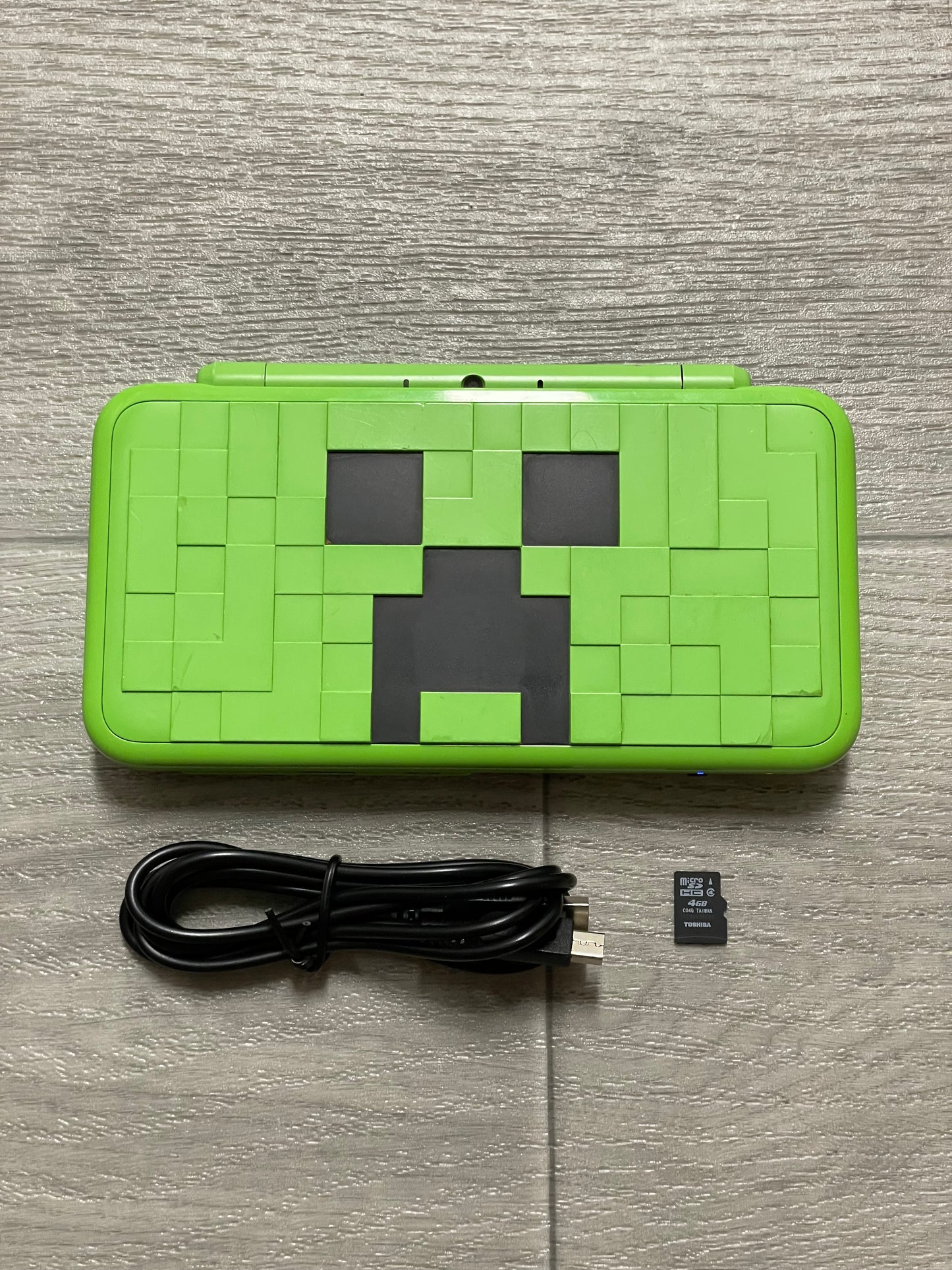 Nintendo New 2DS XL Minecraft Creeper Edition