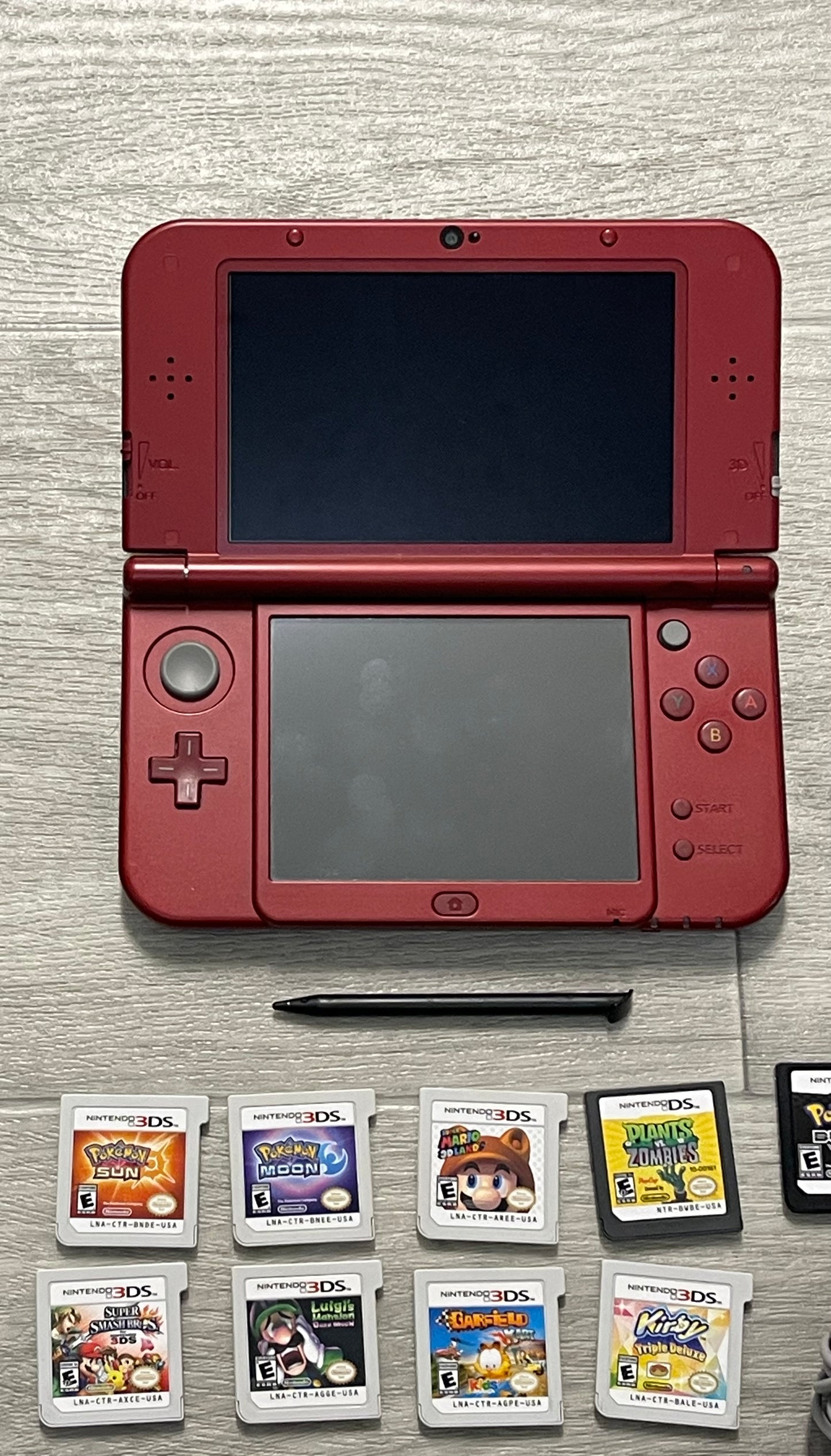 Nintendo New 3DS XL Gaming System Mint Condition + charger+ Games+case