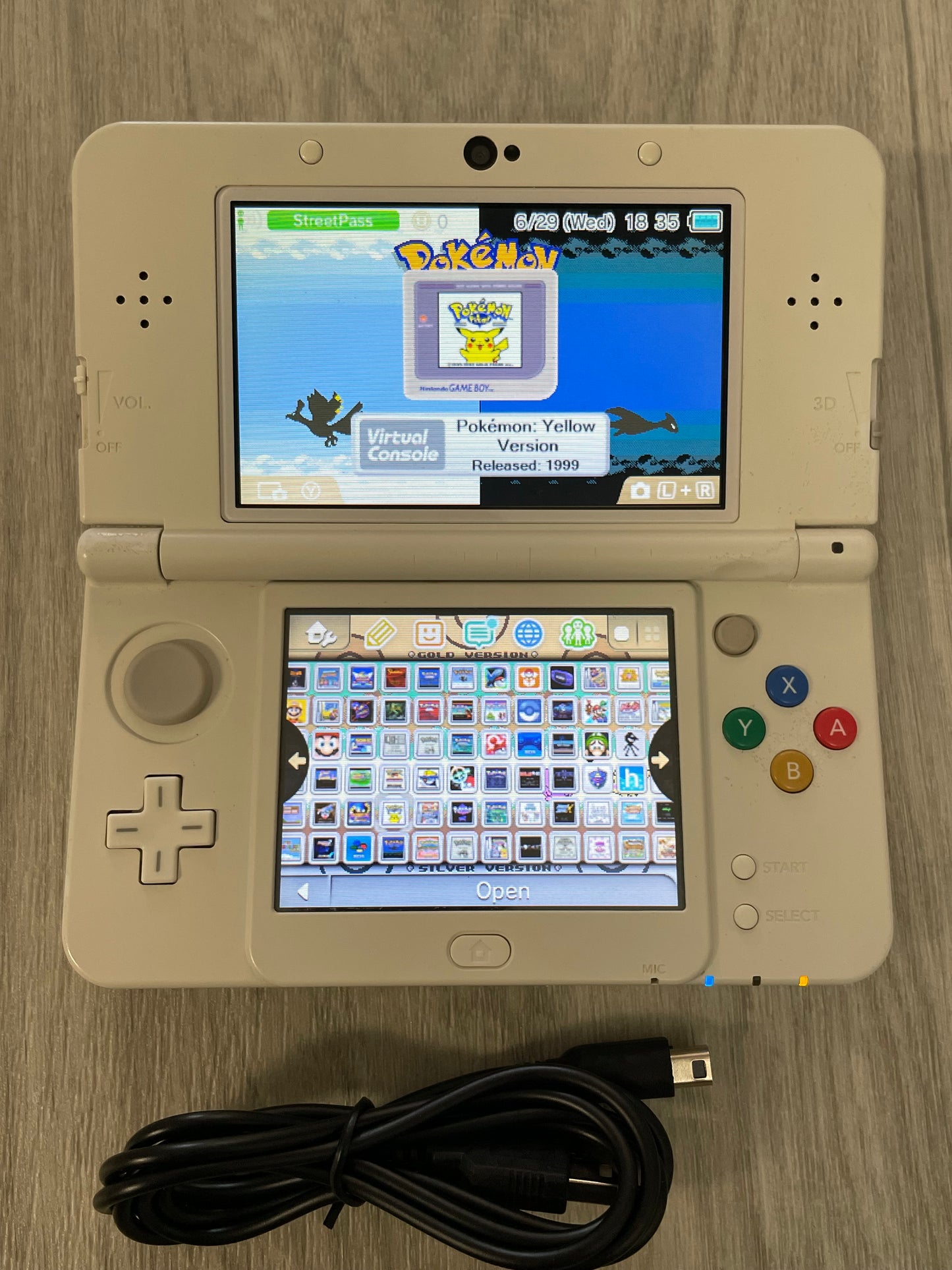 Nintendo 3DS Special Charizard Pokemon Edition with games and charger