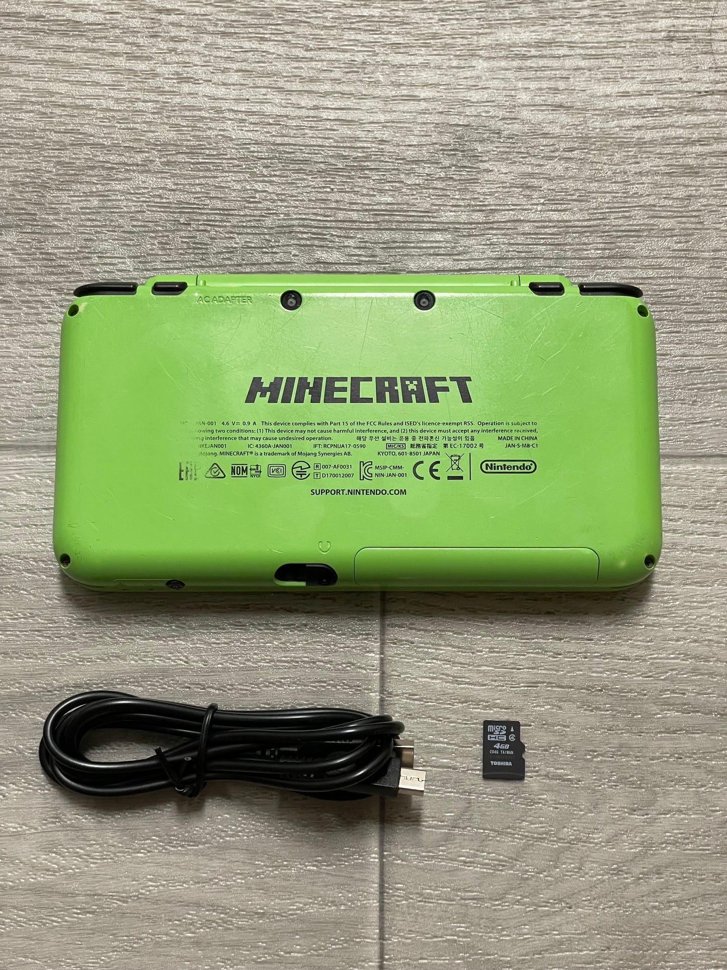 Nintendo New 2DS XL Minecraft Creeper Edition
