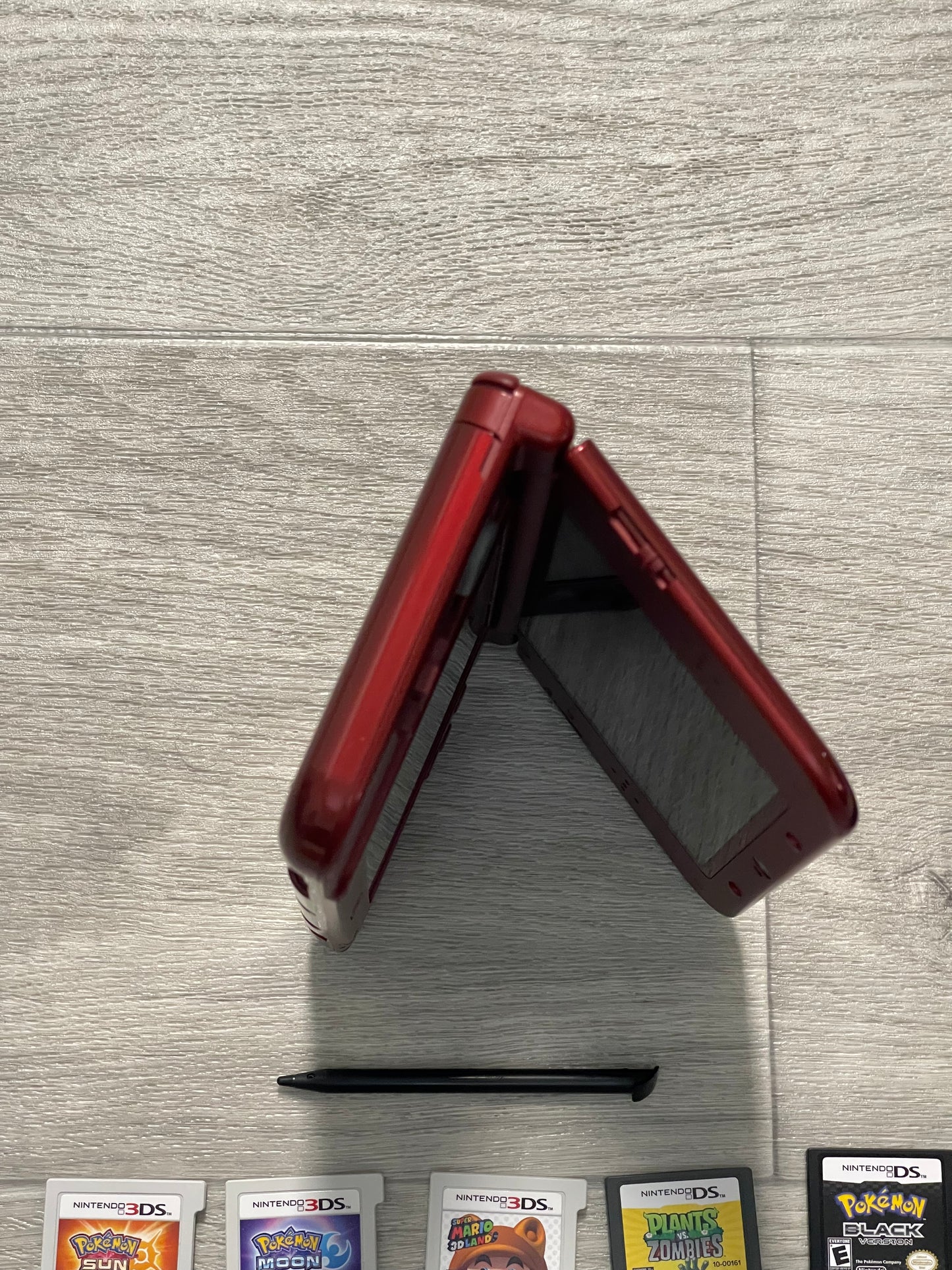 Nintendo New 3DS XL Gaming System Mint Condition + charger+ Games+case