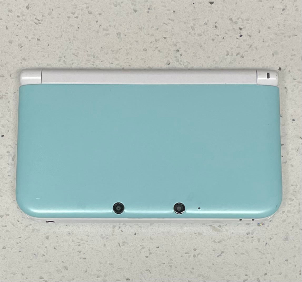 Nintendo 3DS XL mint with Charger