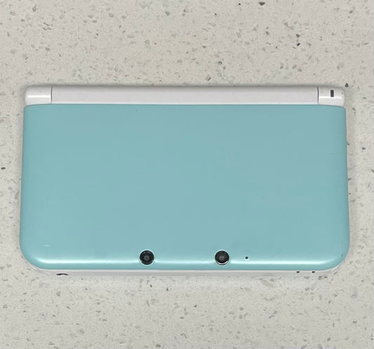 Nintendo 3DS XL mint with Charger